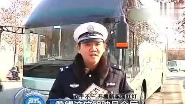 宇通客车公司挪车司机,冒着烟闯红灯,如此嚣张方式交警能放过!