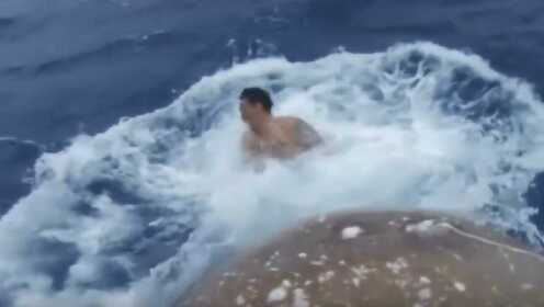 为了拯救奄奄一息的鲸鱼 小伙勇敢的跳入海中 - 腾讯视频