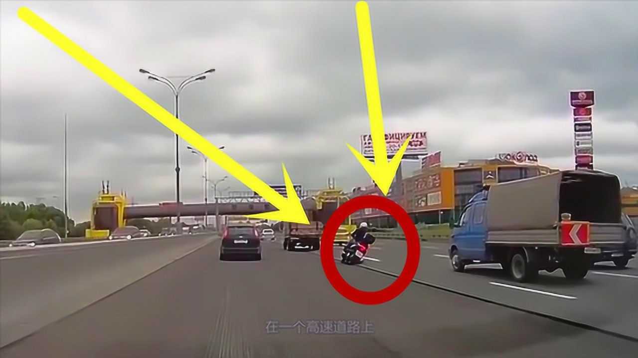 男子骑摩托车失控突然摔倒在地监控拍下全程