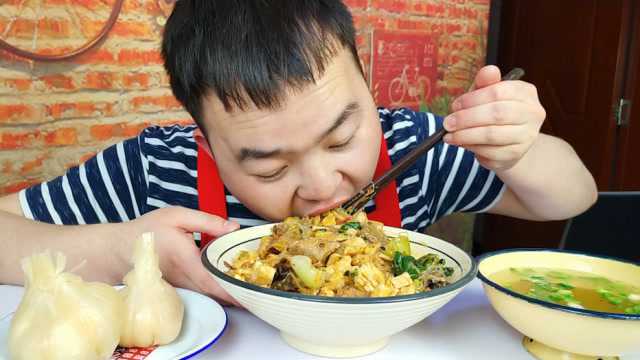 西安特色美食,小炒泡馍,味道酸辣,口感浑厚