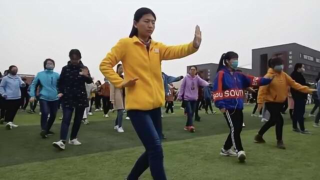 中西分明!医药大学晨练,西医跑操中医打太极