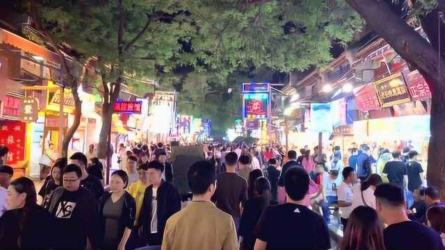 夜幕下繁华喧嚣的西安回民街