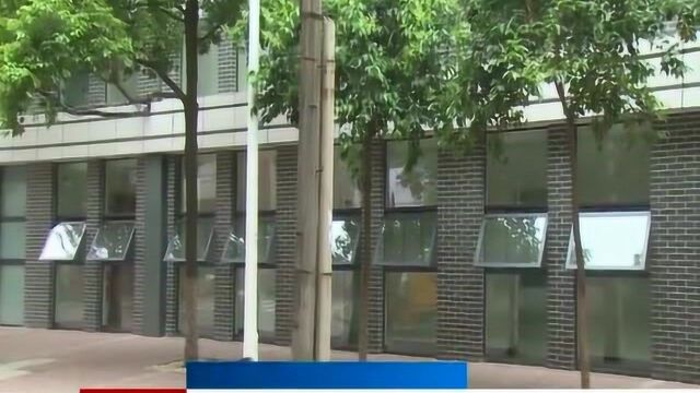 襄阳:襄城户籍大厅改造后窗户外凸,学生放学容易“碰头”