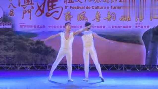 人体极限艺术表演!两男子动作非常大胆,太精彩了