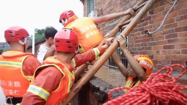 郴州暴雨涨水居民被困,消防12小时救43人