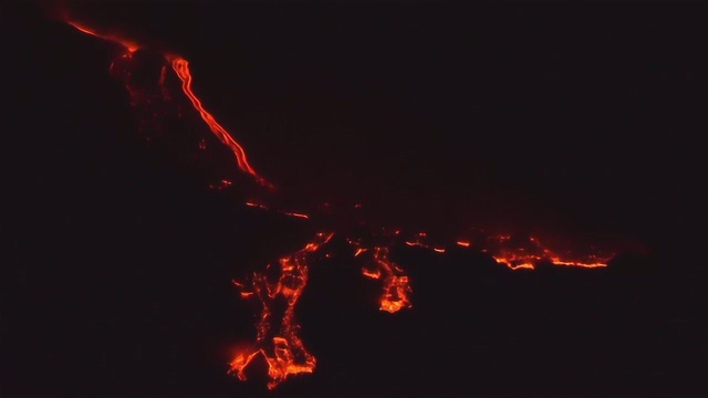 欧洲最高活火山埃特纳火山开始喷发 火山灰冲向天空熔岩流下山巅