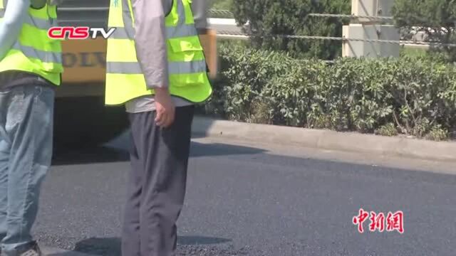 沥青地表温度超120摄氏度公路养护工如同“日光浴”