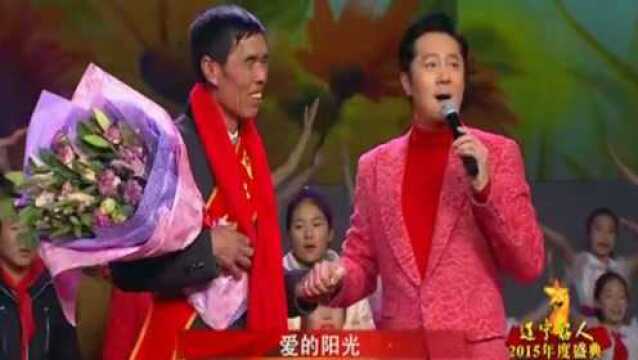 蔡国庆演唱《爱的阳光》,歌声豪迈,真情动听