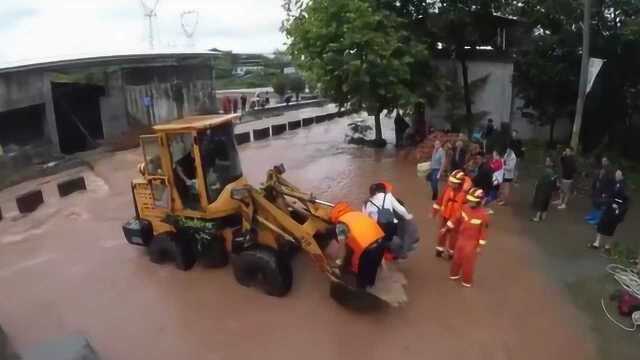 四川仁寿中秋突降暴雨5人被困 消防开推土机救人