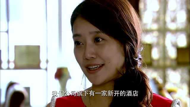 美女欲要面试秘书,腿上的丝袜引起经理主意,原来弄破引起注意