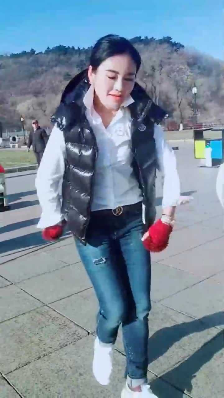 美女丹丹精彩曳步舞还拍路人屁股真可爱