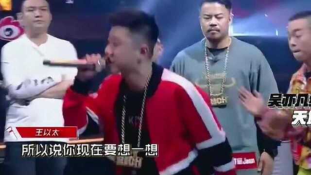 这还是那个唱目不转睛的王闪火吗?哈哈太可爱了