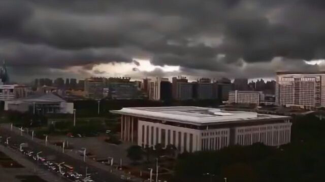 震撼瞬间!深圳突降暴雨黑云压境,1秒吞没高楼大厦