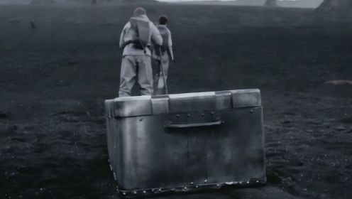 被人视为无用的大铁箱，男子却一直拖着它，俄罗斯科幻电影《钛》