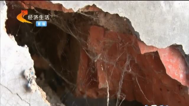 建设汽车小镇堵了河道,房屋被淹墙体倒塌村民盼搬迁,镇政府回应