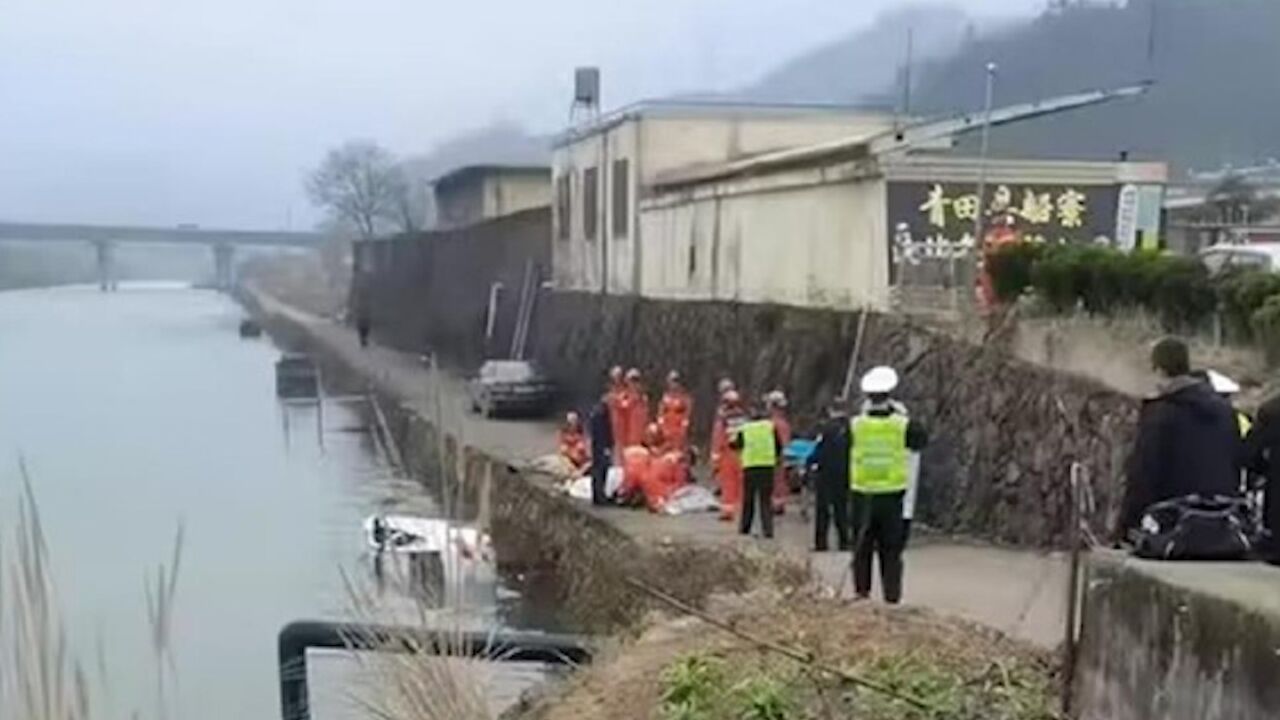 浙江1家4口驾车坠河,警方:3成人抢救无效死亡,小孩在全力救治