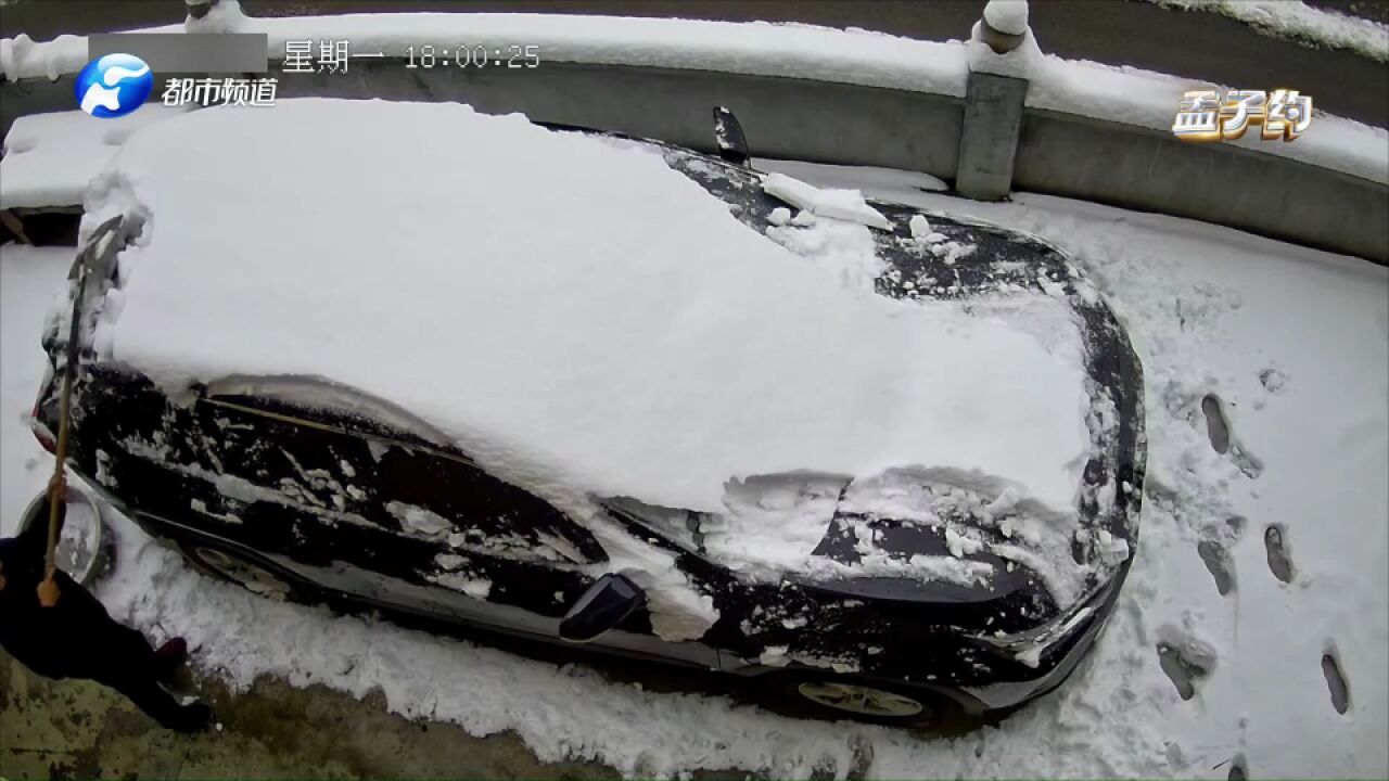 老父亲拿铁锹给车辆铲雪,不慎刮花儿子新车,儿子:看着很暖