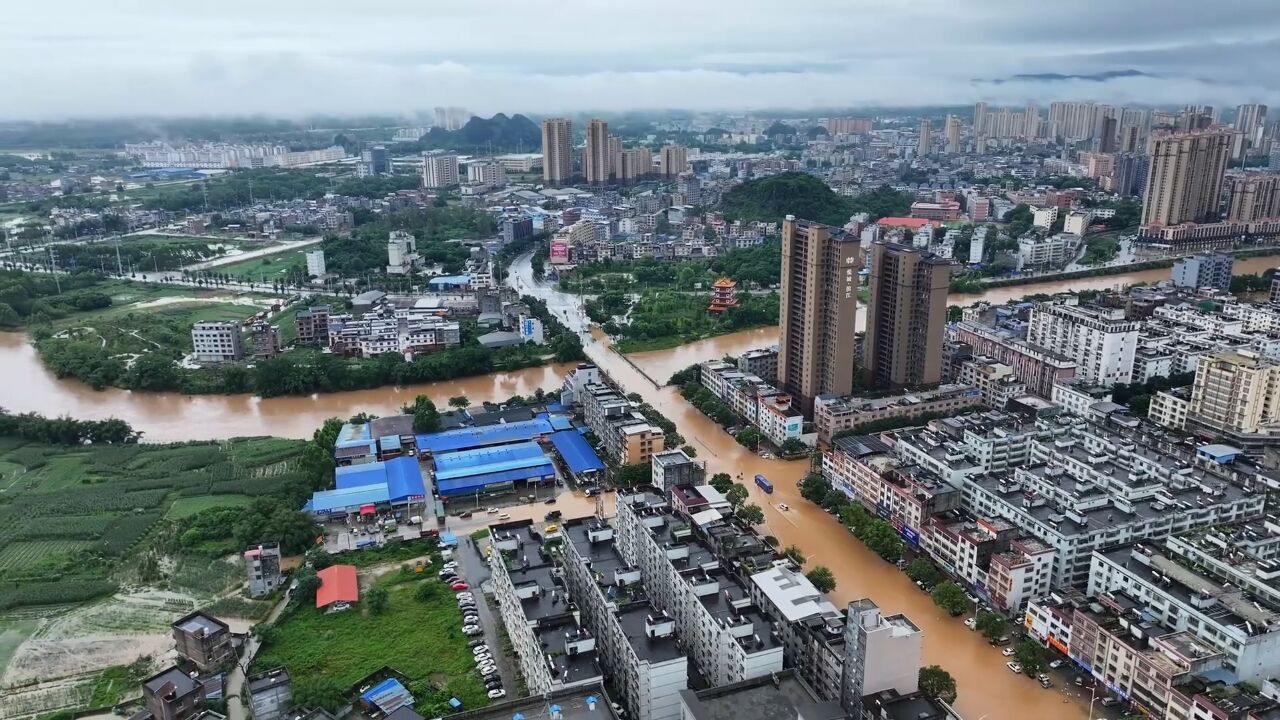 暴雨致广西贺州多地内涝街道房屋被淹 消防已紧急疏散群众117人