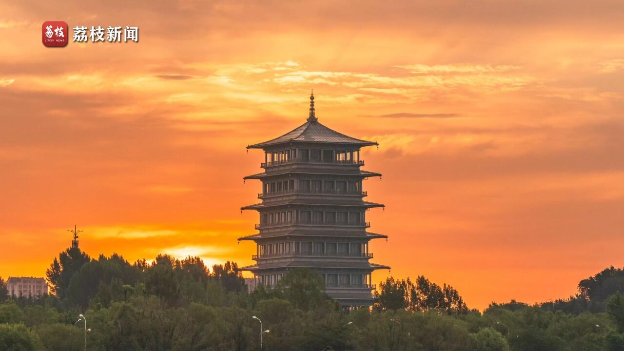 云蒸霞蔚!延时欣赏西安世博园长安塔日出朝霞炽烈温柔