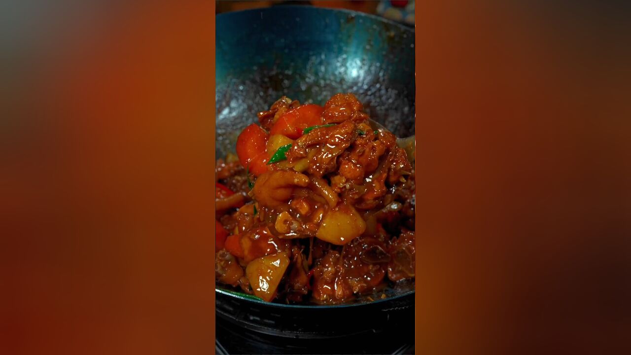 家里有人喜欢吃黄焖鸡的这个做法一定要试试,鸡肉鲜嫩,配小孩喜欢的素菜,太好吃