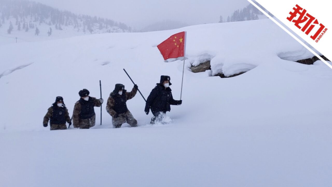 严寒下的坚守!实拍新疆民警手拉手踏雪巡边