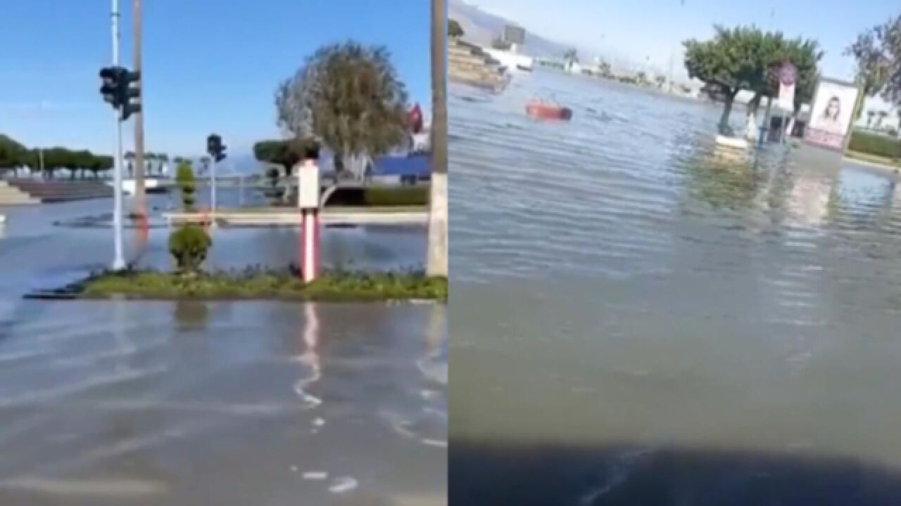 地震后海水倒灌!土耳其哈塔伊省伊斯肯德伦海岸边,海水倒灌道路被淹