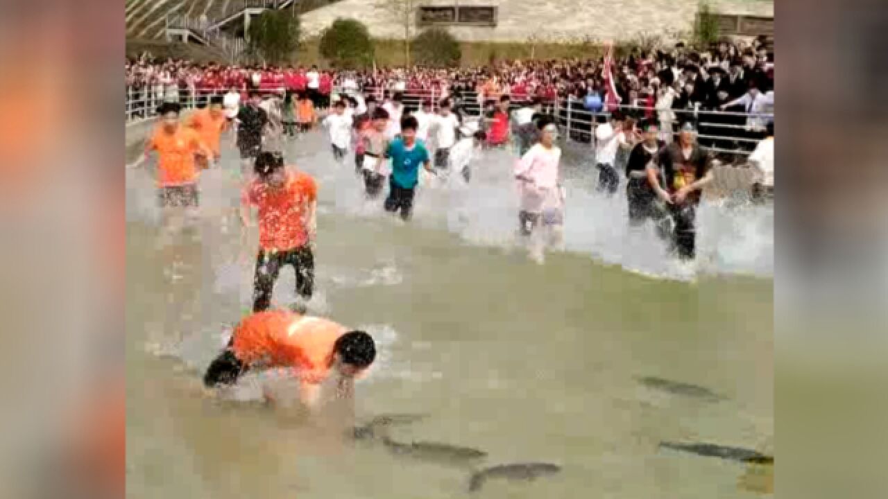 欢乐现场!学校为高三学生举办抓鱼活动庆祝成人并为高考祈福