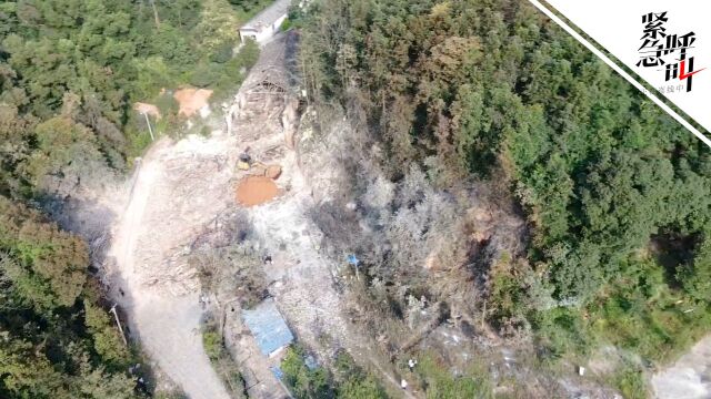 航拍湖南醴陵5死2失联烟花爆炸现场:猪舍位于山坡被炸平 挖掘机正清理