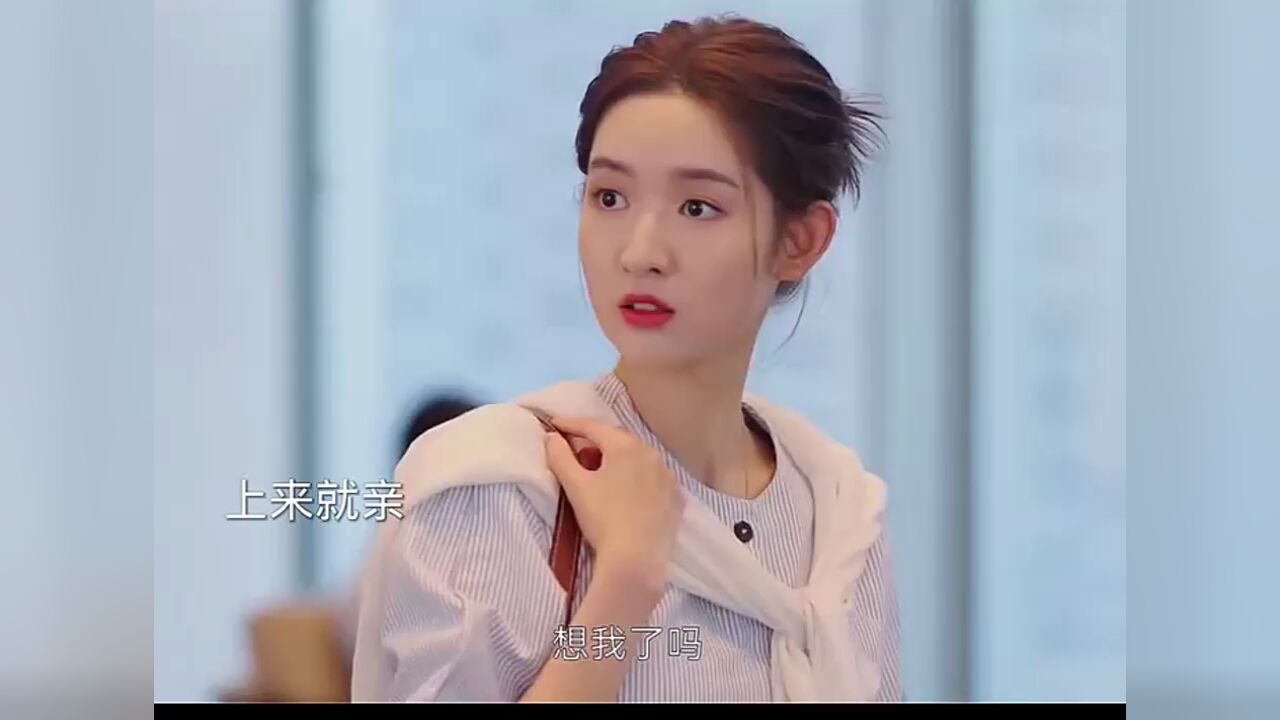 总裁当街被一女的亲,怎料对方竟是大姑子,尴尬了