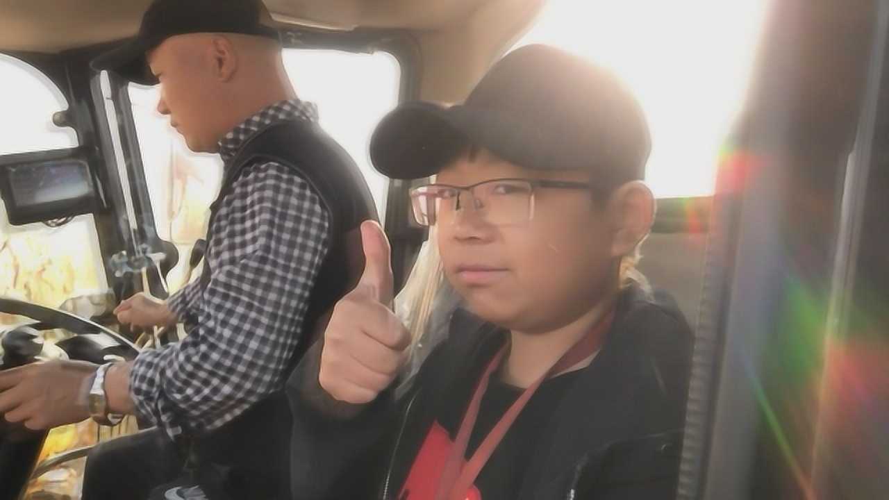 农村小飞阳简单整十个菜这是感谢谁小伙见到大家伙连连惊讶