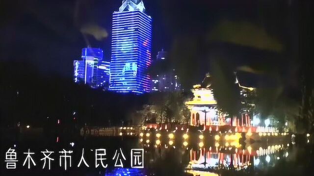 水中倒映灯光秀:灯影幢幢人儿画中游