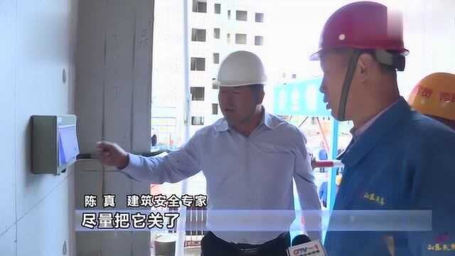 青岛市应急管理局检查建筑行业,执法人员到工地检查安全情况