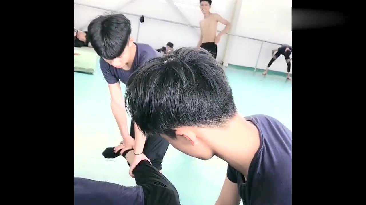 小哥哥舞蹈房练习撕胯小伙伴们下手真狠啊报仇的时候到了