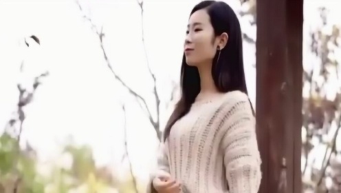 女歌手一首民谣情歌《想着你亲爱的》，歌声优美动听，回味无穷