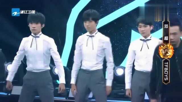 TFBOYS现场演绎《青春修炼手册》,动作火辣帅气,嗨翻全场!