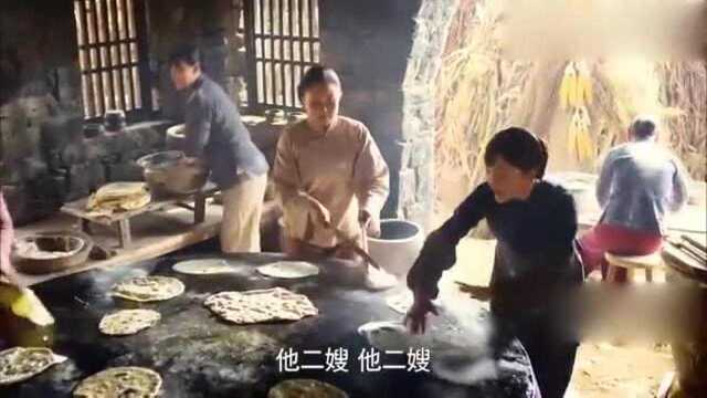 比桌子还大的锅做拤饼,驴肉和猪头肉一起上,看着就香喷喷