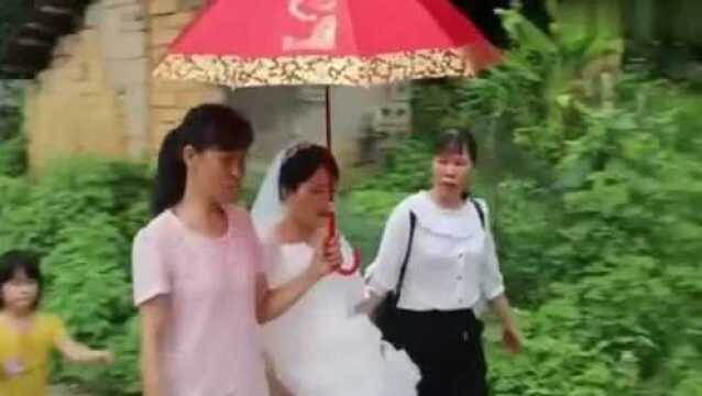 广西姑娘出嫁,去老祖屋接拜,尊重民族文化