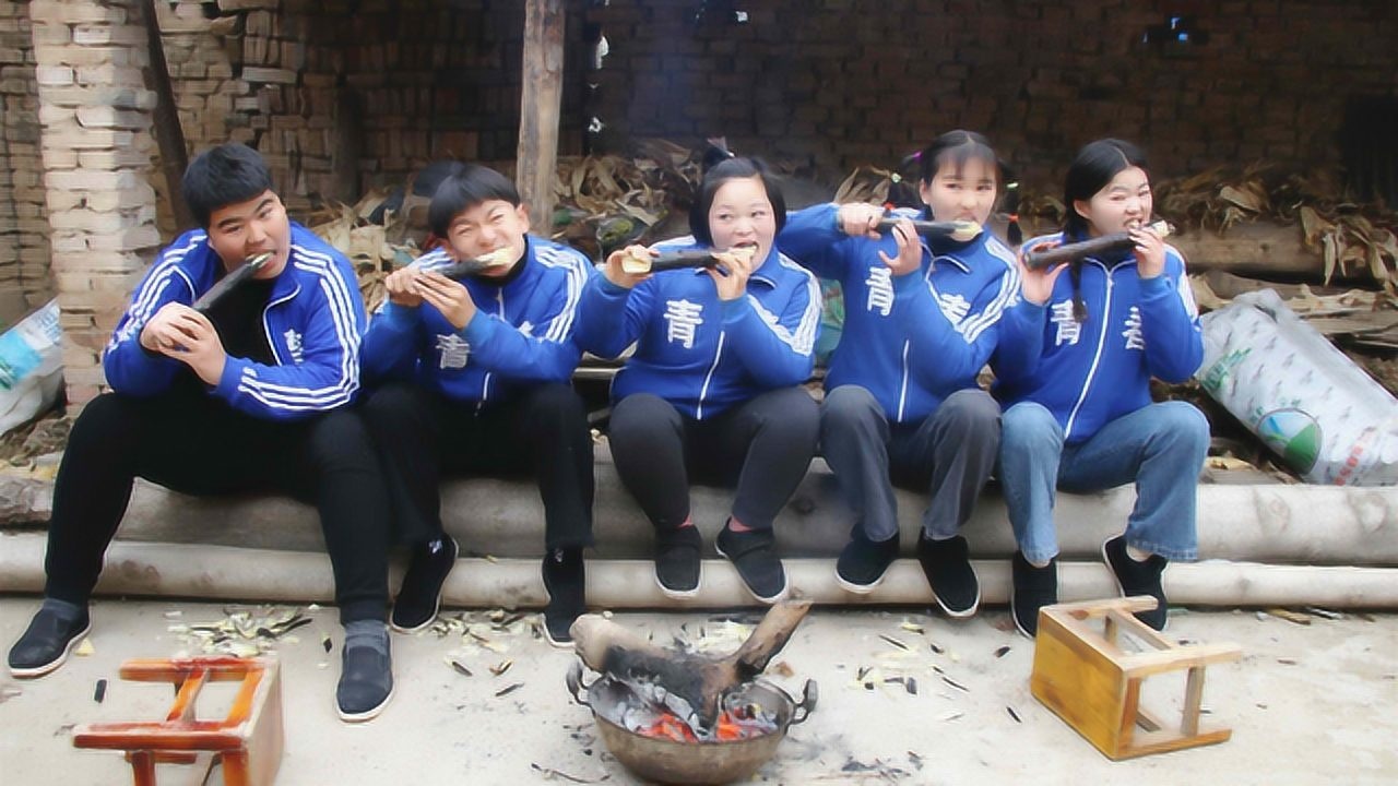 欢欢的童年妈妈带着姐妹俩烤甘蔗吃烤的甘蔗更好吃哦试试吧