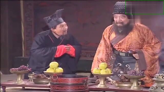 三国演义:王允敬酒,对董卓说夜观乾象,汉家气数已尽,董卓高兴