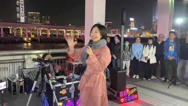 小龙女给粉丝介绍自己的新歌,今晚粉丝又可以共赏经典歌曲