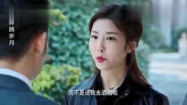 女儿看到爸爸和一美女相偎,直接用垃圾砸人,结果竟是亲姑姑