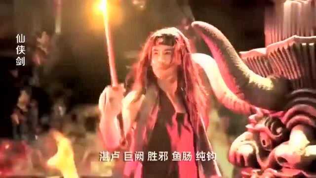 男子不惜割破手指用鲜血祭剑,得此剑者方得天下