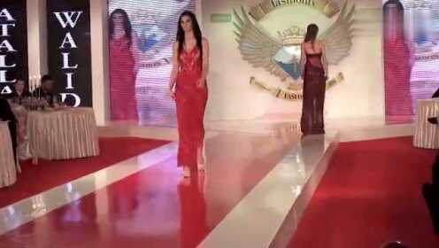 红衣美女T台走秀，小手这么一掀裙子，全场沸腾了！