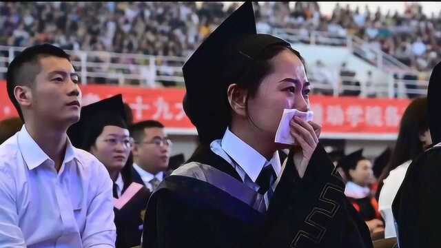 大学毕业晚会结束,万人大合唱《海阔天空》不愿散场,太壮观了