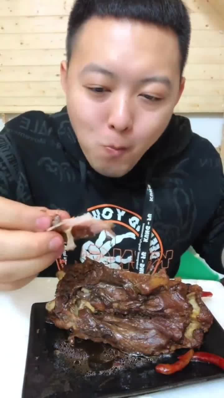 唐哥大口吃肉非常好吃的样子网友看唐哥吃美食是一种享受