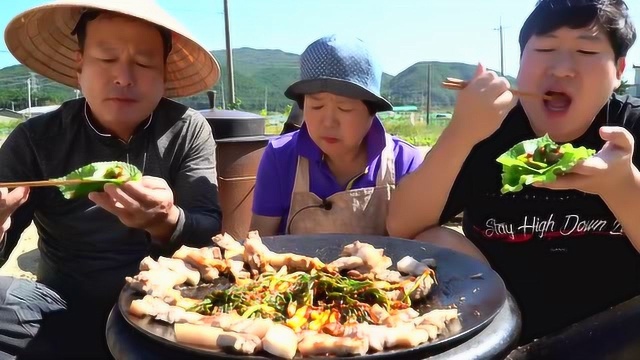 韩国兴森一家三口吃播:吃美味的五花肉,搭配泡菜吃,一点不油腻