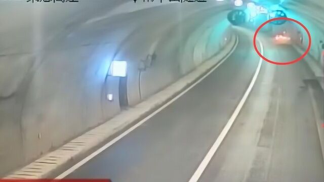 梁忠高速:驾驶员开车打电话 高速路隧道内撞车