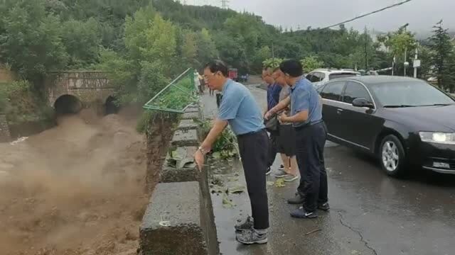 沁水县委书记原光辉 顾不上穿雨衣打雨伞 第一时间奔赴防汛现场