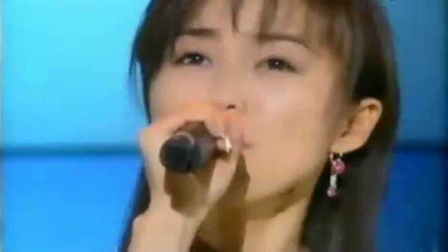 1997年的酒井法子,多少男人心目中的女神,以前家里全是她的海报!