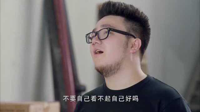 小伙斗志不减要成立工作室做音乐网站,还拉着兄弟高谈阔论